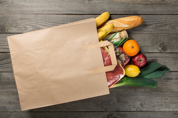 Papier Einkaufstüte die mit frischen Lebensmitteln gefüllt ist
